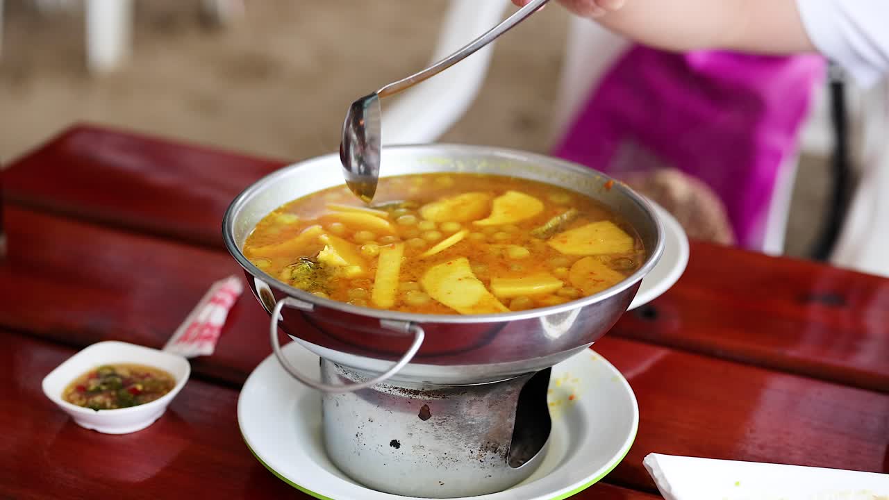 preparando curry amarillo con pescado en tailandia