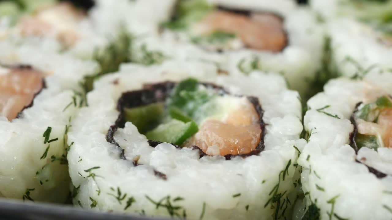 primer plano de los rollos de sushi de salmón