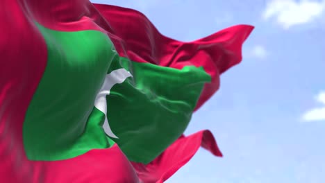 detalle de la bandera nacional de las maldivas ondeando en el viento en un día despejado