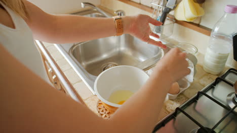 mujer preparando huevos en una cocina
