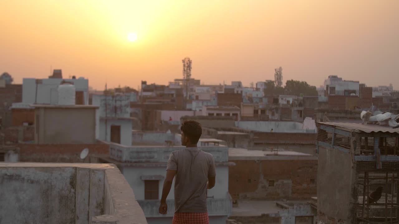 hombre subiendo a la azotea al atardecer