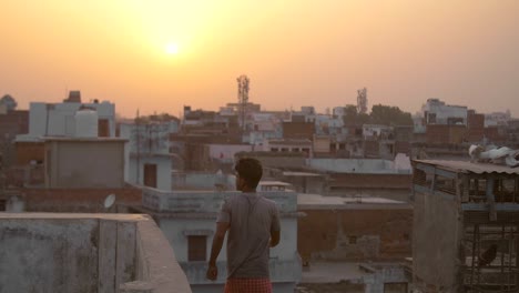 hombre subiendo a la azotea al atardecer