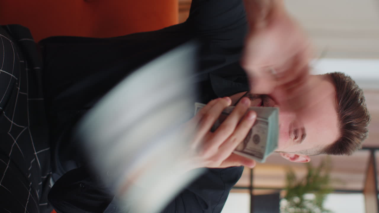 Rijke, blije man toont handgebaar van geld verspillen of rondstrooien, symboliserend winst, loterijwinst of delen.