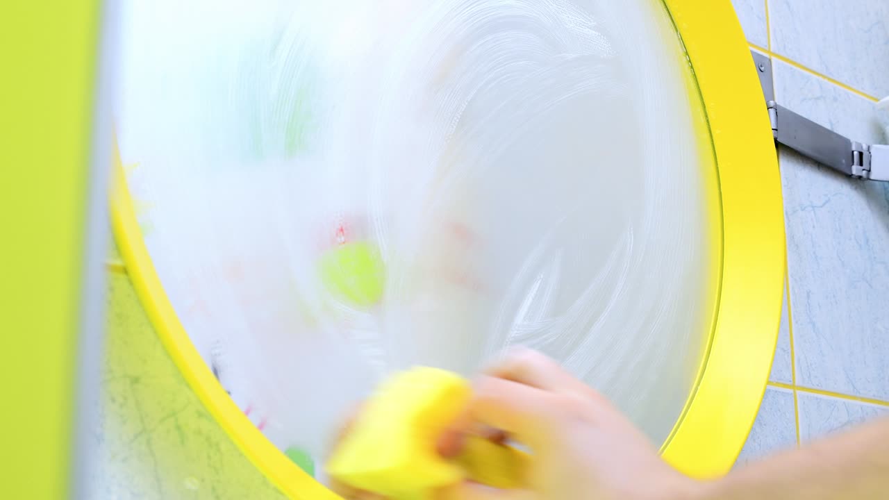 화장실에서 으로 둥근 거울을 청소하는 4k 비디오 영상
