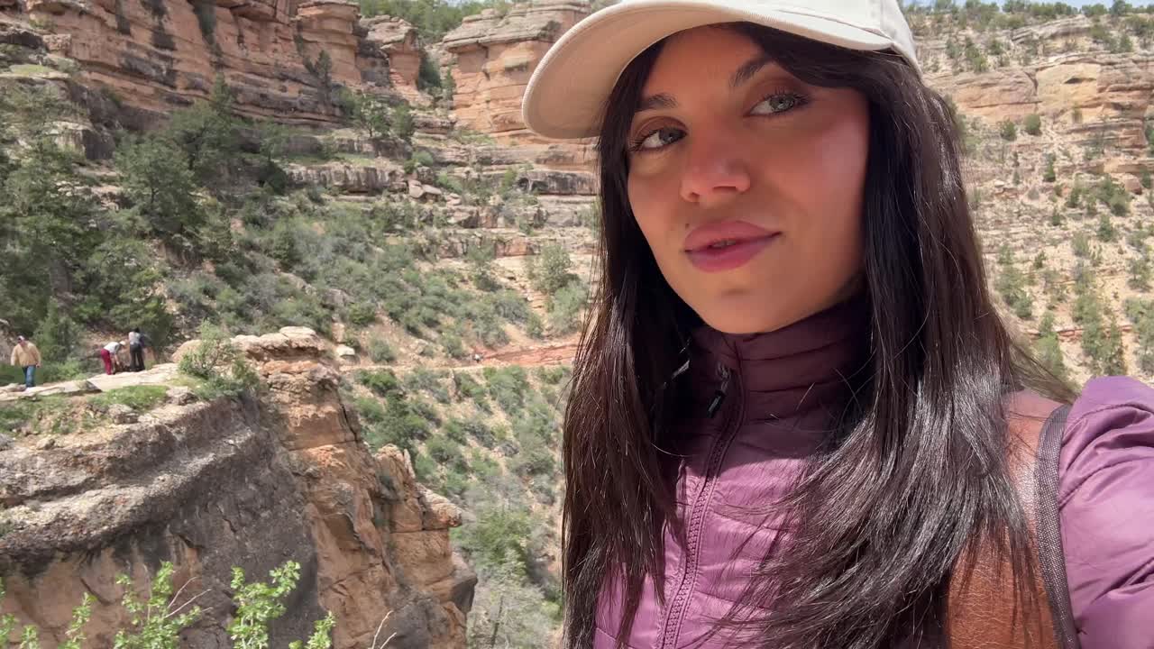 Mladá žena natáčející selfie video během túry v Grand Canyonu