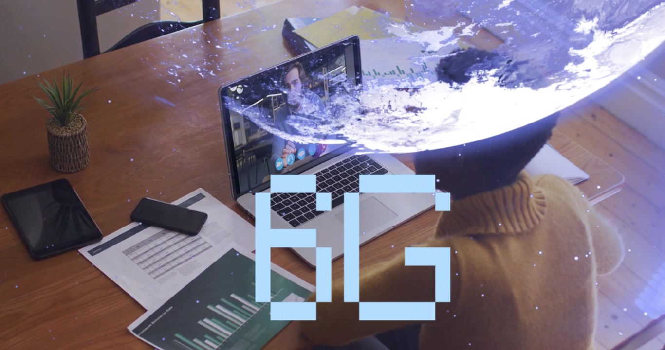 Animazione di 6G e un globo sopra una donna afroamericana che fa una videochiamata su un laptop