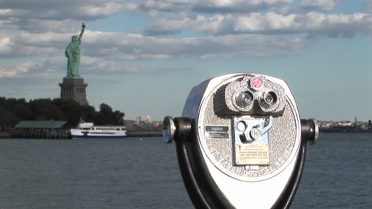 자유의 여신상을 바라보는 관광 망원경