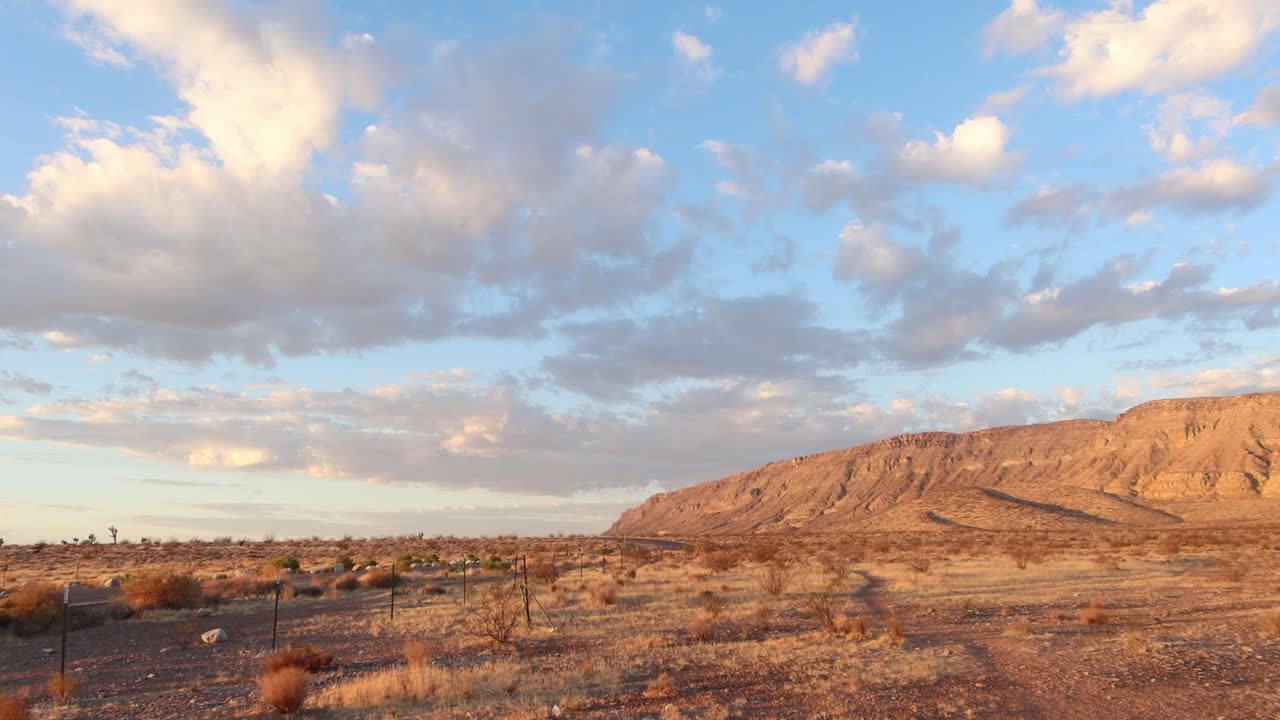 carretera solitaria en el desierto alto en el suroeste de estados unidos