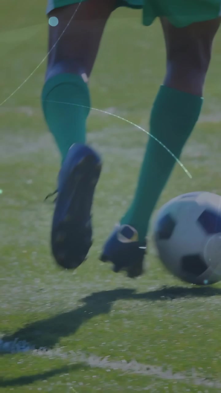 Dikey video: Çizgiye yakın top, parlayan yeşil oyuncu topu tutuyor ve koruyor, kırmızı rakip kazanmak için kayıyor.
