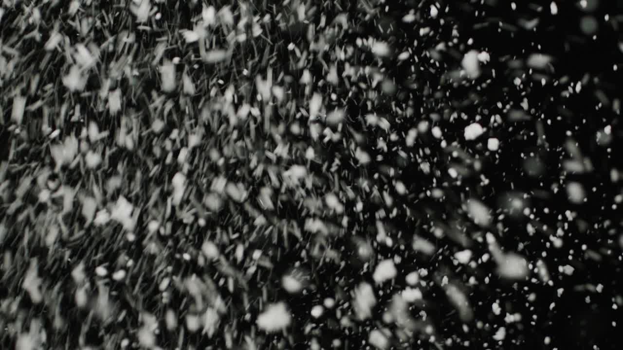tiempo tormentoso, nieve cayendo, grandes copos de nieve con ráfagas de viento, aislados en fondo negro. reflejo real de la lente que es fácil de usar en modos de superposición de mezcla.