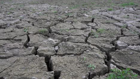 Suelo-Agrietado-Profundo-Durante-La-Ola-De-Calor-Del-Verano-En-La-India-Occidental