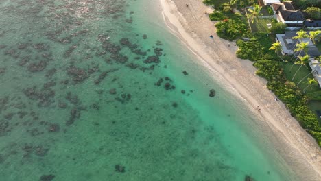 Vista-De-Pájaro-Drone-Aéreo-De-La-Playa-De-Lanikai-Y-Las-Islas-Mokulua-En-Lanikai-Hawaii-Dos-Islas-Al-Amanecer-Hermosa-Playa-Clara-Agua-Palmeras-Canoas-Arrecife-Paraíso-Con-Nubes