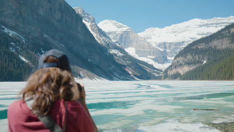 Frau-Fotografiert-Den-Majestätischen-Lake-Louise-–-Blick-über-Die-Schulter