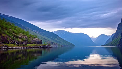 Majestätische-Fjordlandschaft-In-Norwegen-In-Der-Abenddämmerung-Mit-Ruhigem-Wasser-Und-Bergkulisse,-Zeitraffer