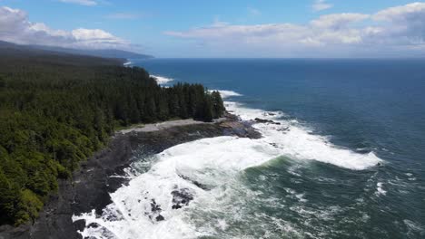 Vista-Aérea-De-La-Escarpada-Costa-Oeste-De-La-Isla-De-Vancouver-En-4k