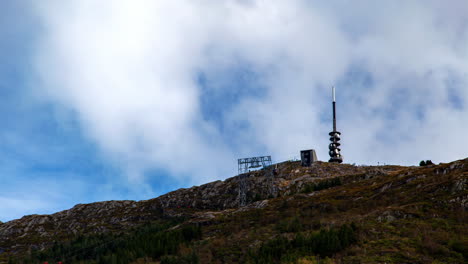 torre de celda de radio 5g en la cima de la montaña