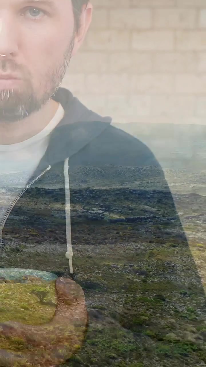 Video verticale: Uomo che solleva una tazza verde, con un'overlay di riva che sale sul viso, evocando un ricordo.