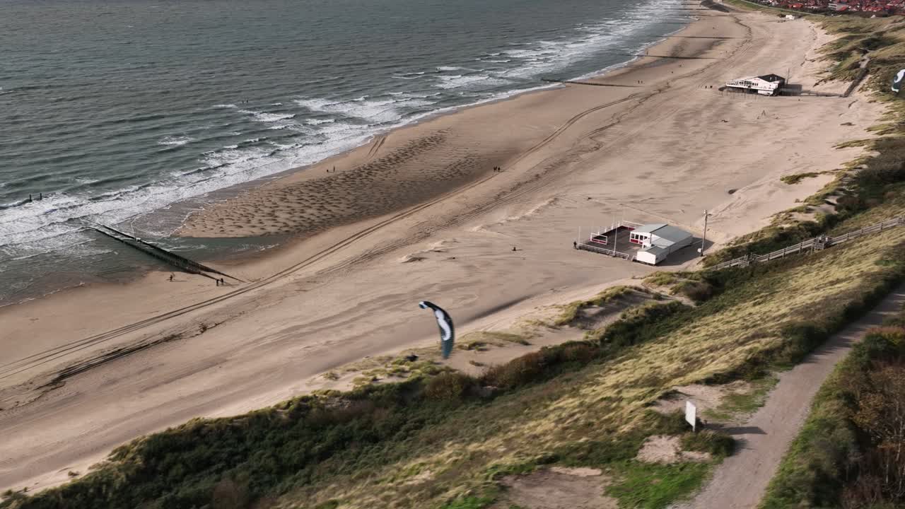 los parapente se elevan y se desvían a lo largo de las dunas costeras de zoutelande, países bajos