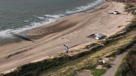 Los-Parapentes-Se-Elevan-Y-Se-Desvían-A-Lo-Largo-De-Las-Dunas-Costeras-De-Zoutelande,-Países-Bajos.