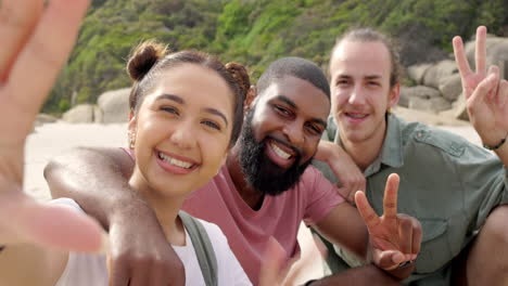 Selfie,-vacation-and-friends-on-beach