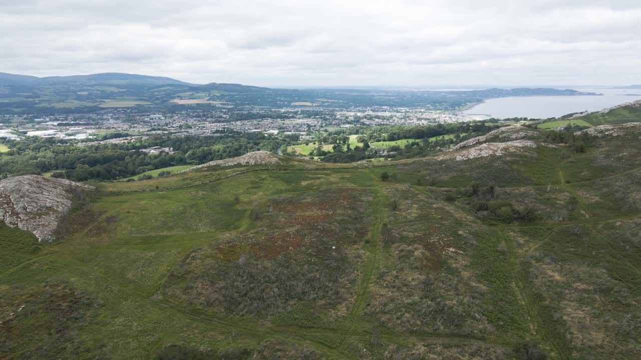 reveladora toma del pintoresco paisaje de la ciudad bray y del campo de golf desde la montaña bray head en wicklow, irlanda - dron aéreo
