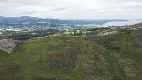 Revealing-Shot-Of-The-Scenic-Bray-Town-Landscape-And-Golf-Course-From-The-Bray-Head-Mountain-In-Wicklow,-Ireland---aerial-drone