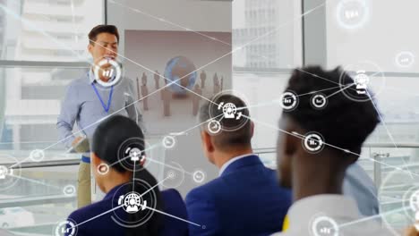 animación de una red de iconos digitales sobre un hombre de negocios asiático de pie en un podio en una conferencia.