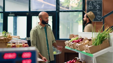 Junger-Mann-Kauft-Im-örtlichen-Supermarkt-Ein