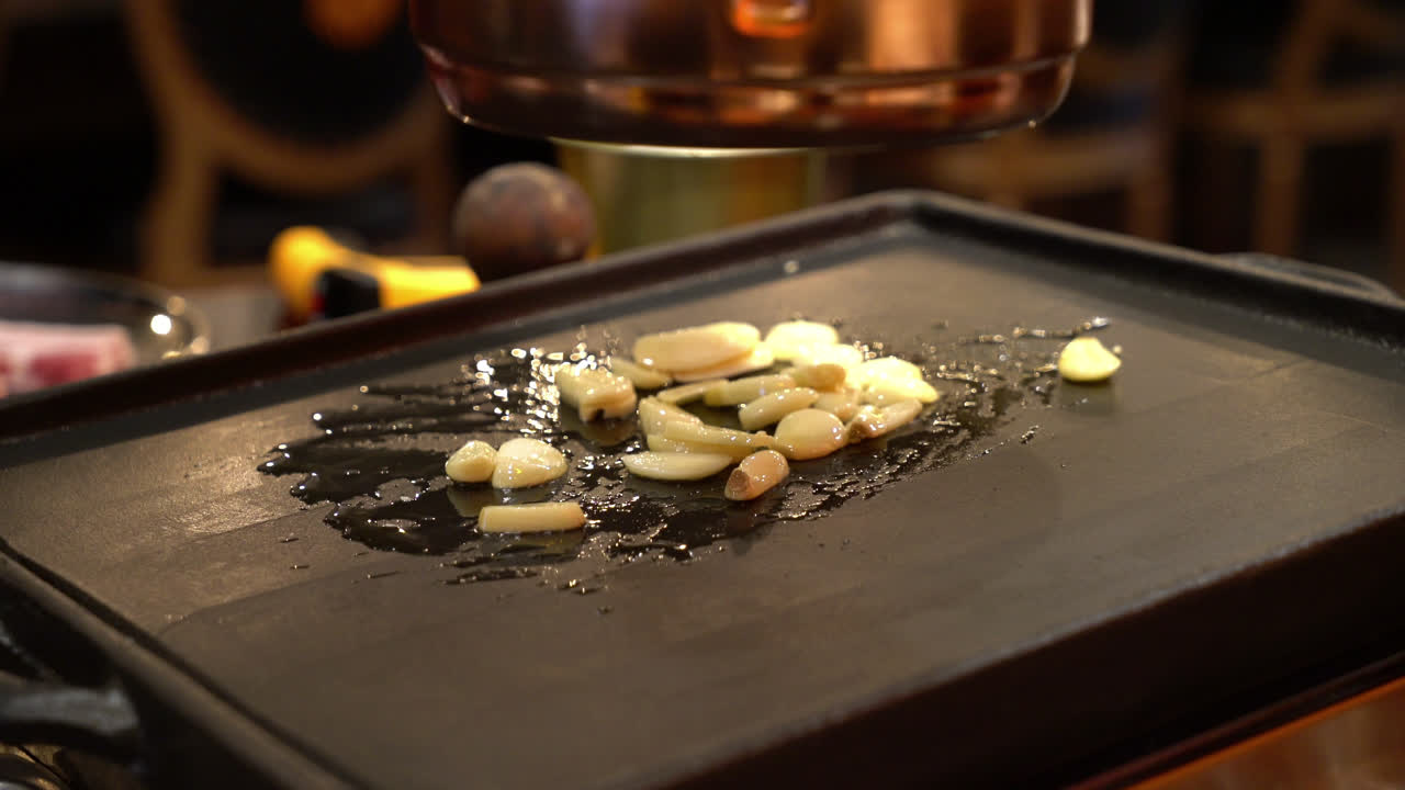 먹을 준비가 된 팬에 그릴 마늘