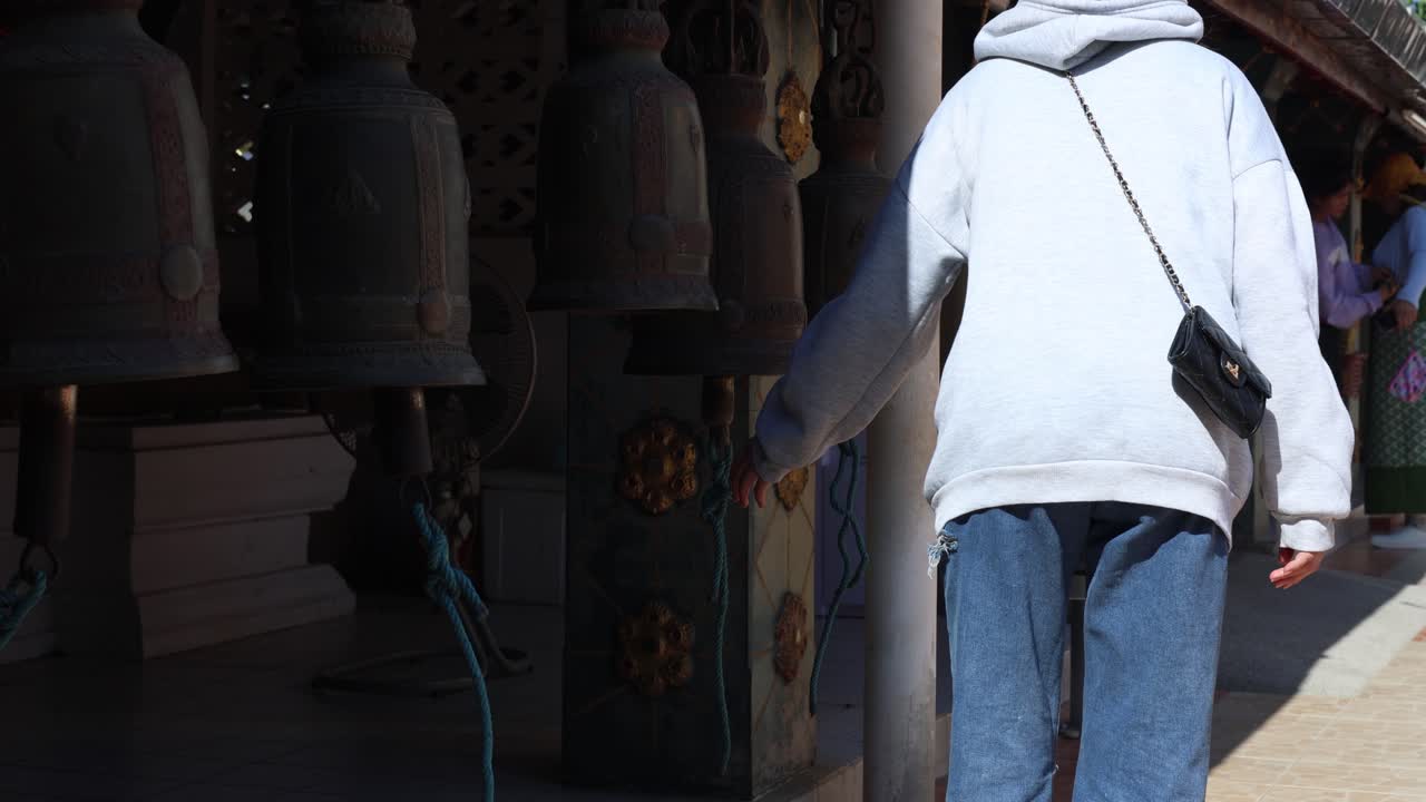 persona que realiza el ritual de sonar las campanas en el templo