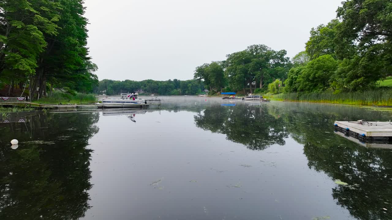 검은 유리 물 위에서 낮은 높이의 돌리 앞으로
