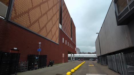 Exterior-Del-Almacén-De-Ladrillo-Rojo-Y-Almacén-Temporal-Gris-En-Amsterdam-Noord