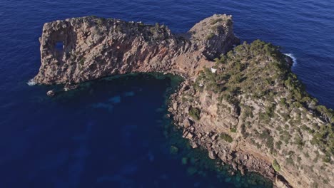 Mirador-de-sa-Foradada-famous-viewpoint-at-Mallorca-island-during-day-time,-aerial