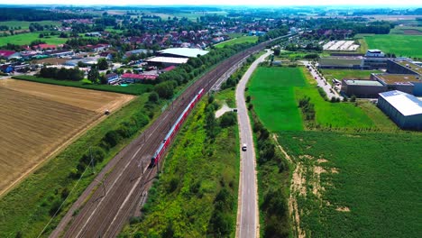 vuelo de avión no tripulado de tren de pasajeros suburbano 4k