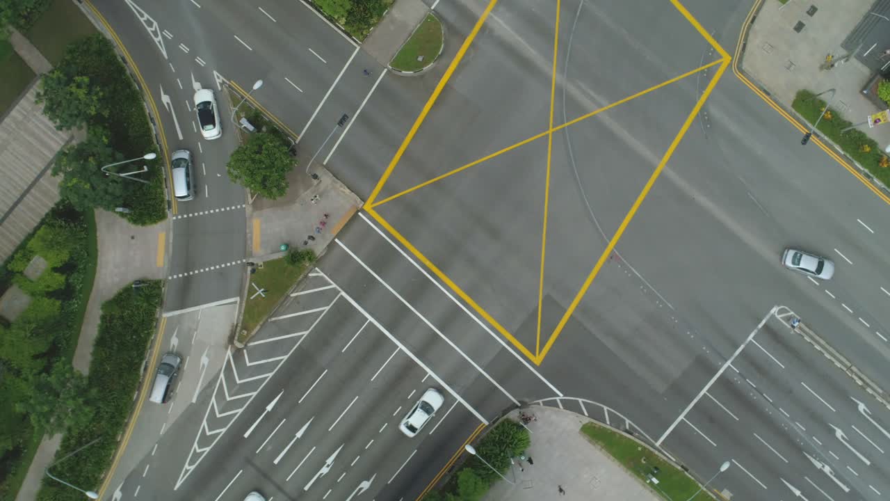 vista aérea de una intersección de la ciudad ocupada