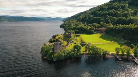 Vistas-Aéreas-Del-Castillo-De-Urquhart-En-El-Lago-Ness,-Tierras-Altas-De-Escocia,-Escocia.