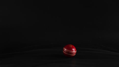 mano dejando caer una pelota de cricket en la superficie