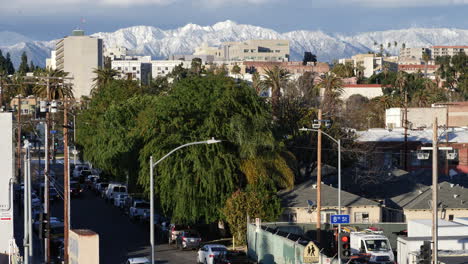 Schneebedeckte-San-Gabriel-Mountains-Vom-MacArthur-Park,-Los-Angeles-Nach-Dem-Historischen-Schneesturm-Im-Februar-2023