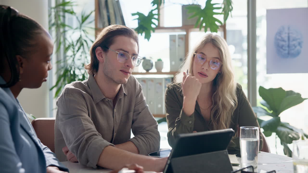 совещание деловой команды в современном офисе