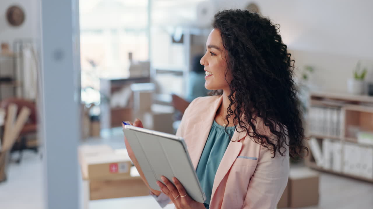 mujer diseñadora, tableta y pensamiento