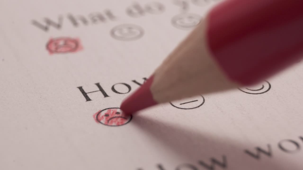 조사 시트에 빨간색 색연필로 웃는 얼굴 표시