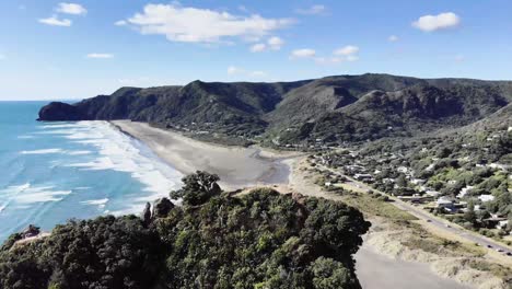 Fliegende-Drohne-über-Piha-Beach-In-Auckland,-Neuseeland