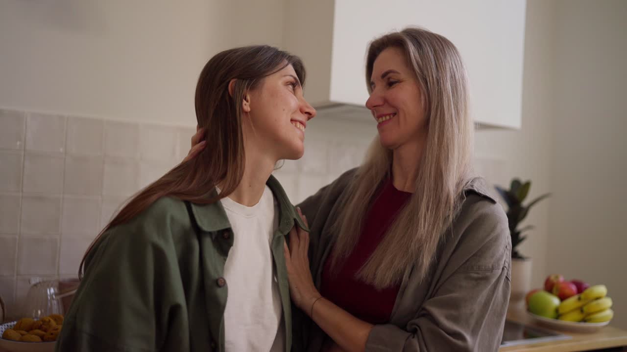 어머니와 딸이 부에서 을 맺고 있습니다.