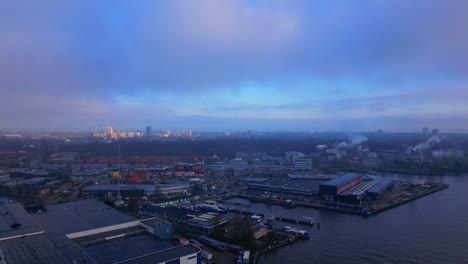 vista panorámica orbital sobre el área industrial en ámsterdam canal del mar del norte al atardecer