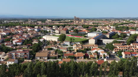 Catedral-De-Narbona-Y-Estadio-De-Fútbol-Toma-Aérea-Día-Soleado