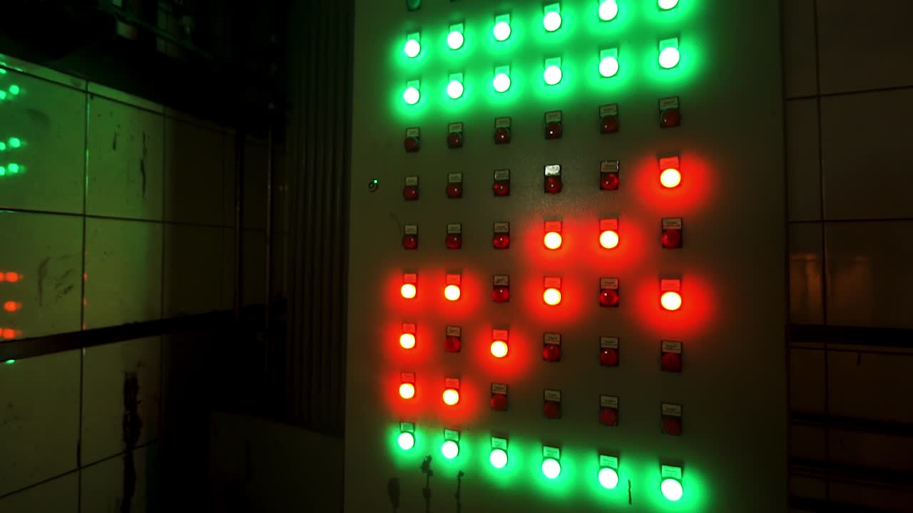 panel de control con indicadores verdes y rojos