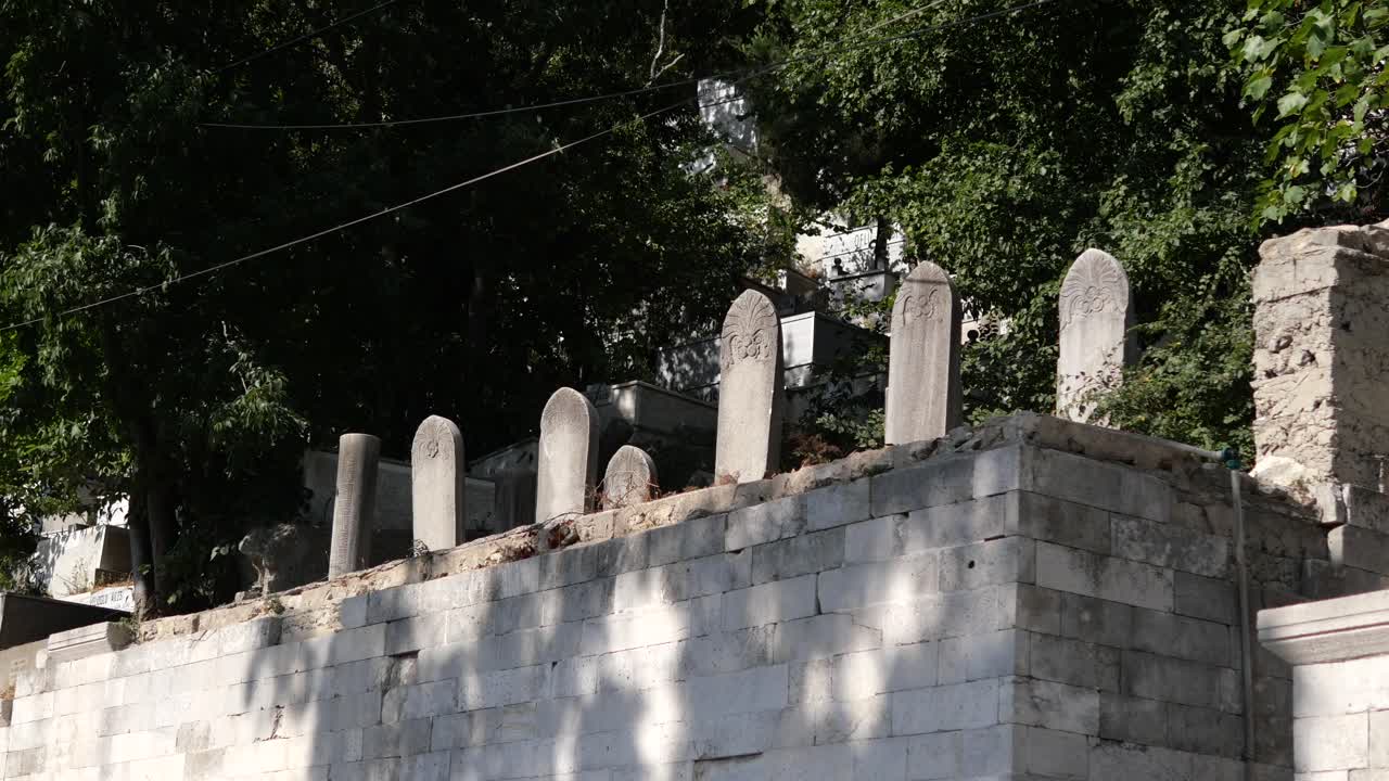 무덤 돌이 있는 고대 묘지