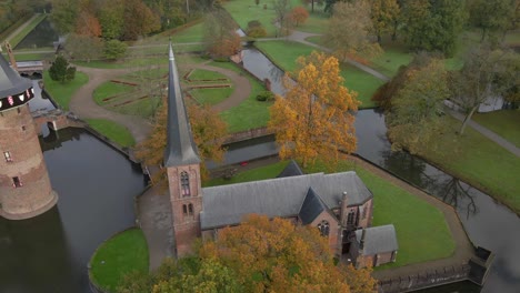 Capilla-Privada-En-Los-Jardines-Históricos-Del-Castillo-De-Haar-En-Holanda,-Antena