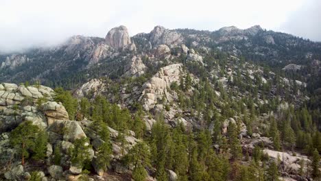 Ascenso-Aéreo-Vista-Panorámica-De-La-Cresta-Grumosa-Y-Las-Agujas,-Desierto-Y-Paredes-Rocosas,-Estes-Park,-Colorado