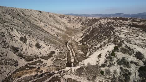 Hacia-Atrás-Revela-Una-Toma-Aérea-Con-Inclinación-Hacia-Abajo-De-Las-Montañas-En-Croacia-Durante-Un-Día-Soleado-Con-Un-Dron-4k